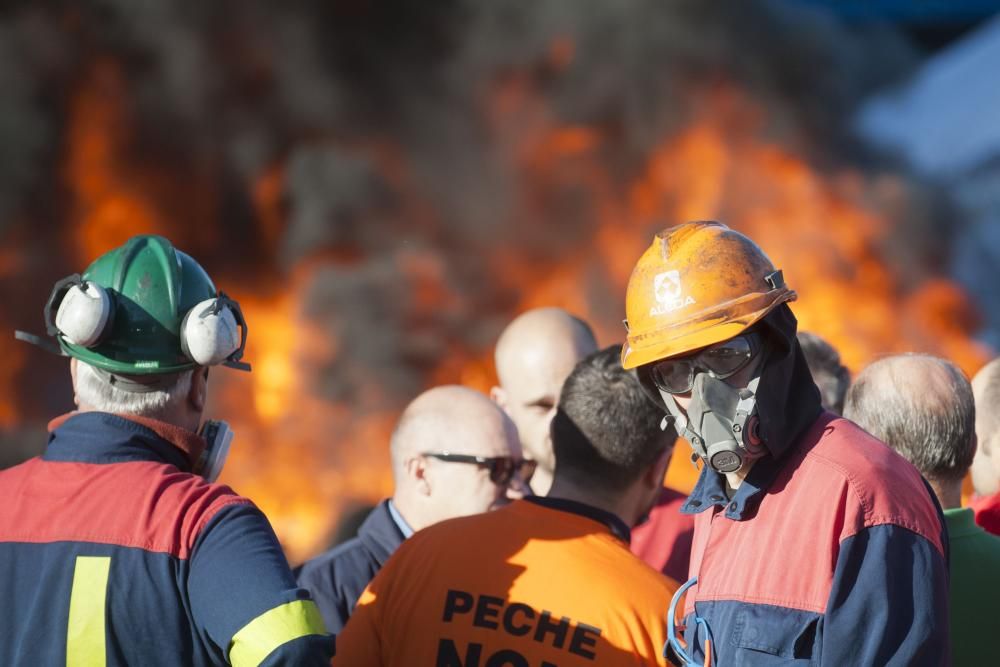 Al  "retén" de trabajadores en los accesos de la fábrica se suman las concentraciones que de lunes a jueves, por la tarde, mantendrán ante la planta de A Grela.