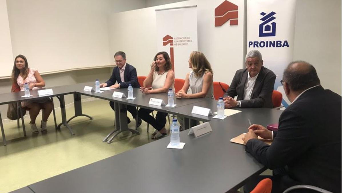 Marí y Armengol (centro) momentos antes de la reunión con los promotores de Baleares.