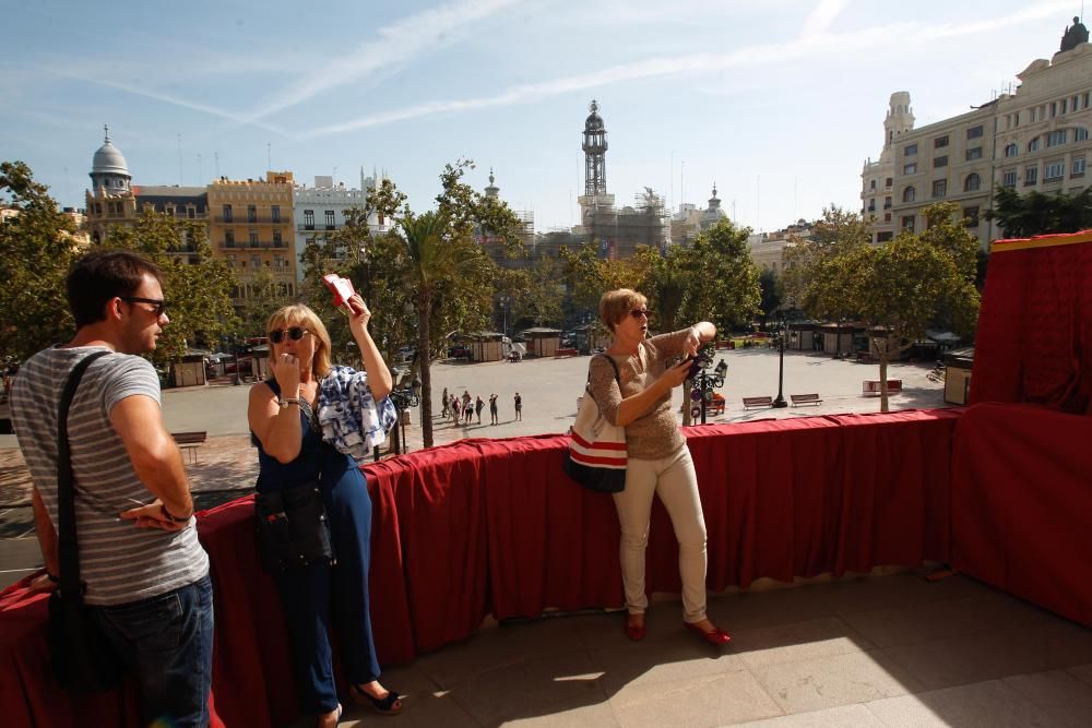 Visita a la Real Senyera en el Ayuntamiento