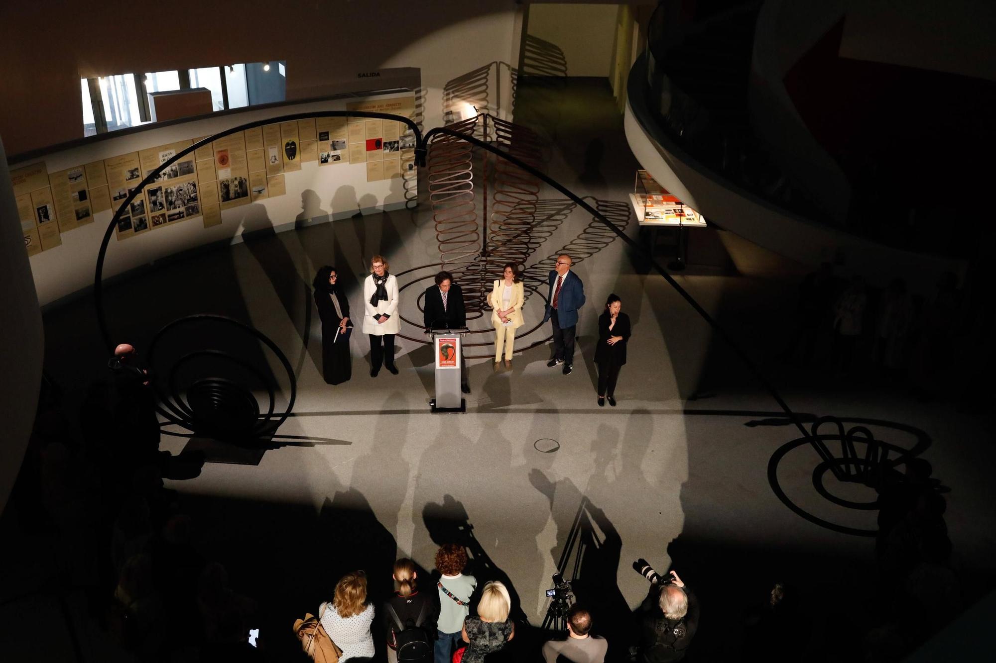 EN IMÁGENES: El Centro Niemeyer acoge una exposición sobre el vínculo entre el escultor Martín Chirino y Estados Unidos