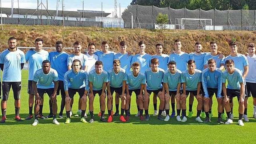 Imagen de los jugadores que comenzaron la pretemporada con el Celta B ayer en A Madroa. // Marta G.Brea