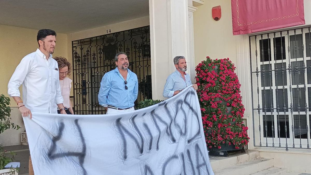 Protesta de Pedro J. Palomeque a las puertas del Ayuntamiento de Cabra.