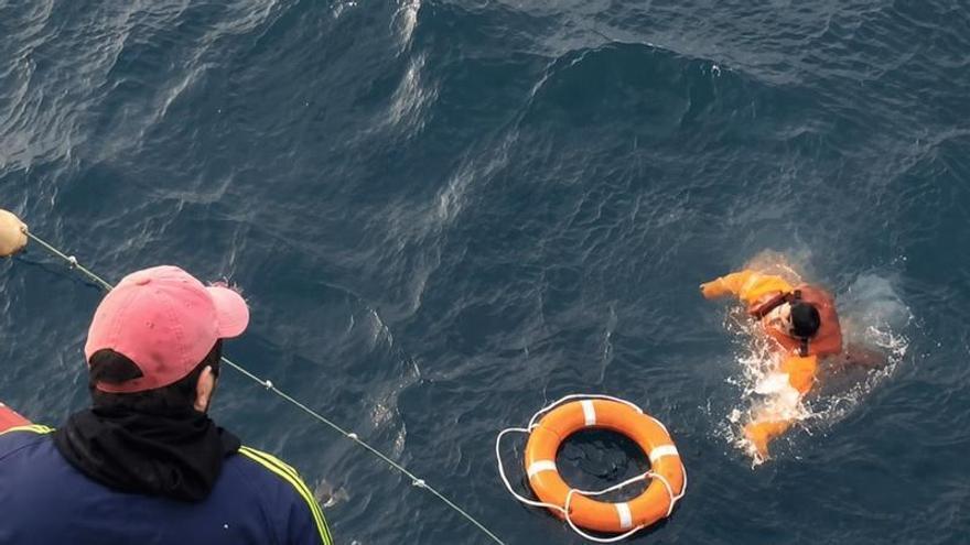 Rescatado con vida un marinero del buque de Nueva Pescanova «Argenova XXVI»: «Una desgracia con suerte»