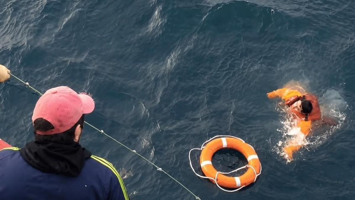 Ariel Sotelo, antes de ser rescatado del agua.