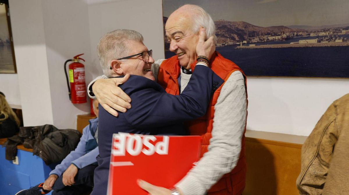 Noelia Arroyo felicita a Juan Felipe García en Canteras. | IVÁN URQUIZAR