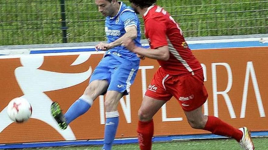 Jaime golpea el balón ante un jugador del Colunga.