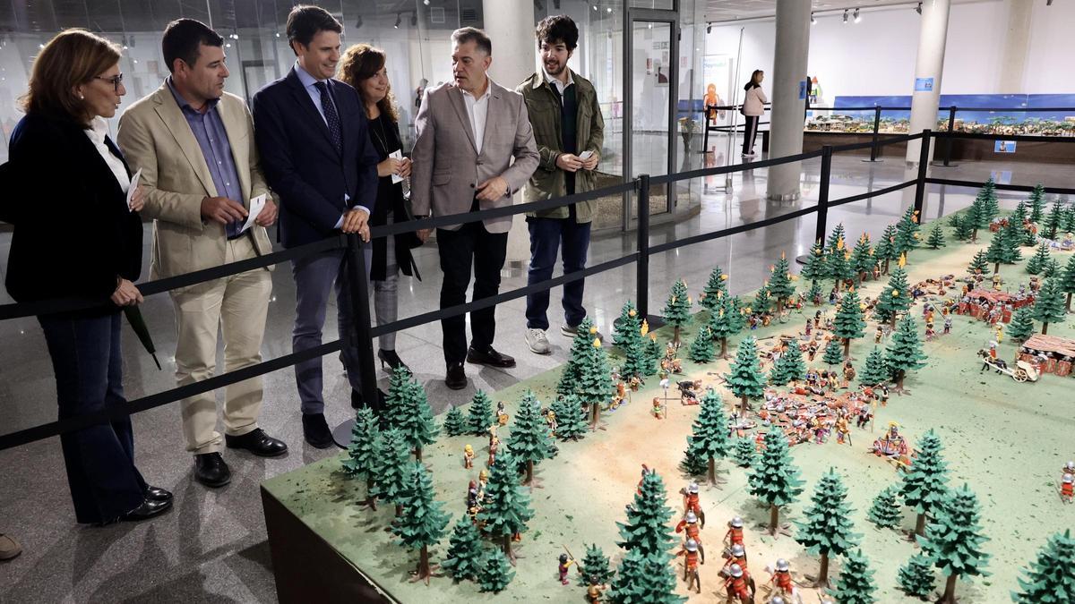 El alcalde de Molina de Segura, José Ángel Alfonso, junto a varios concejales en la inauguración de la exposición.
