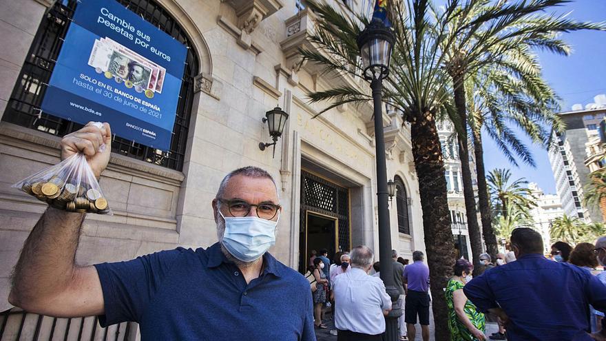 Colas en el Banco de España para cambiar las pesetas por euros