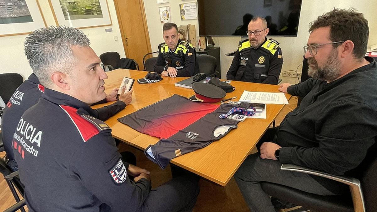 Un moment de la trobada entre Mossos, Policia Local i l'alcalde de Blanes.