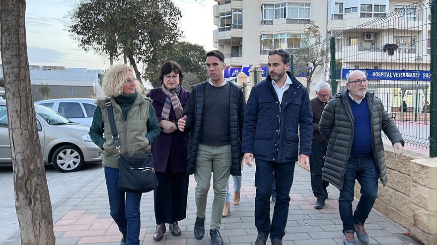 Daniel Pérez, junto al concejal responsable del distrito en el PSOE, Pablo Orellana, ha acompañado a la directiva de la asociación de vecinos de La Barriguilla, junto a la presidenta Maribel Martín.