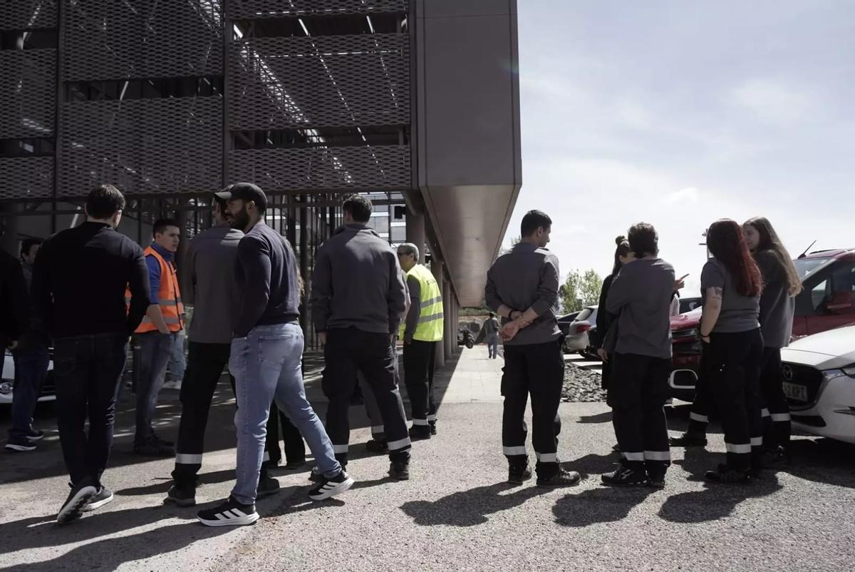 Treballadors a les portes d'Eurecat Manresa