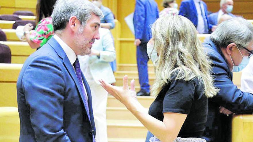 Fernando Clavijo habla con la ministra Yolanda Díaz en el transcurso del pleno en el Senado, ayer.