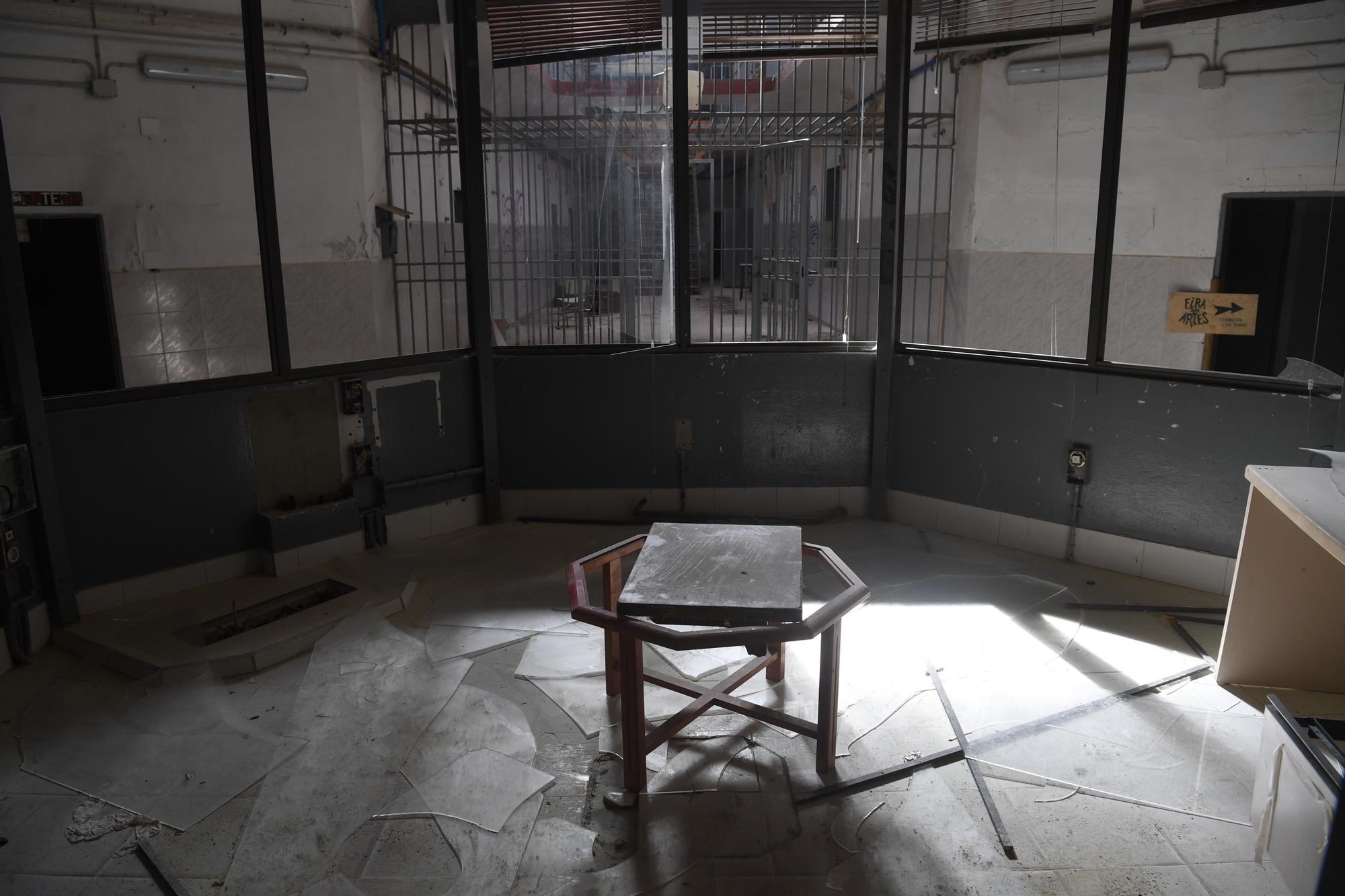 Pintadas, suciedad y abandono en la antigua cárcel provincial de A Coruña