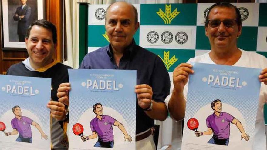 Óscar Vara, Valentín Blanco y Narciso Prieto posan con el cartel del torneo.