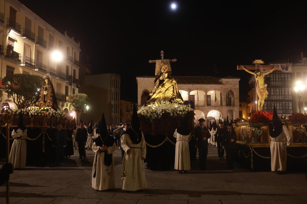 GALERÍA | Las imágenes de los momentos más emotivos de la procesión de Nuestra Madre de las Angustias este Viernes Santo en Zamora