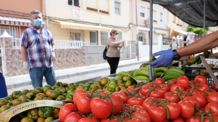 Imagen de uno de los diez mercadillos que se celebran en las poblaciones de Orihuela.