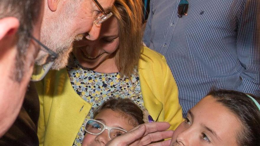 El presidente saluda a las hijas de Pedro Antonio Sánchez tras el acto.