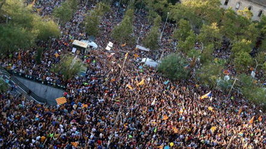 La concentració de la Taula per la Democràcia desborda la plaça Universitat