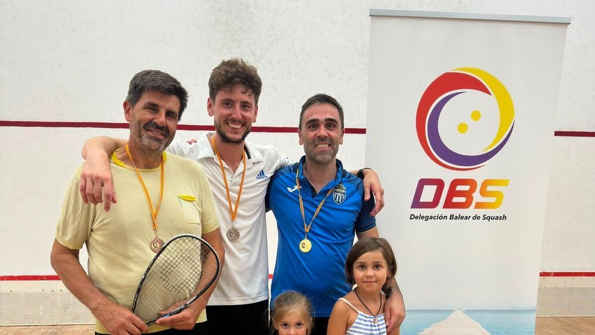 Luigi Laner (derecha) posa tras la competición en Cala d'Or.