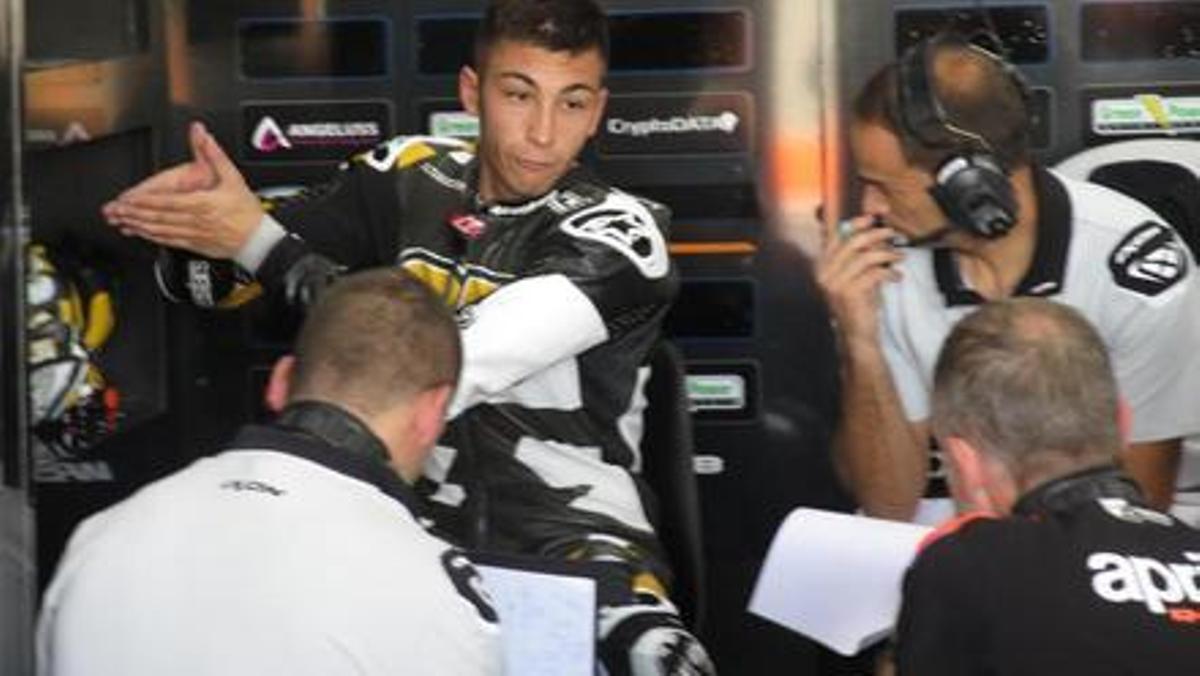 Raúl Fernández cuenta a los técnicos de Aprilia lo espectacular que es pilotarla.