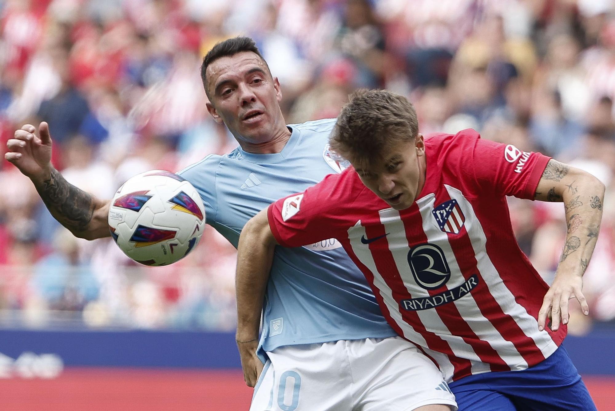 MADRID, 12/05/2024.- El centrocampista del Atlético de Madrid Pablo Barrios (d) pelea un balón con el delantero del Celta Iago Aspas, durante el partido de LaLiga entre el Atlético de Madrid y el Celta, este domingo en el estadio Metropolitano. EFE/ Sergio Pérez