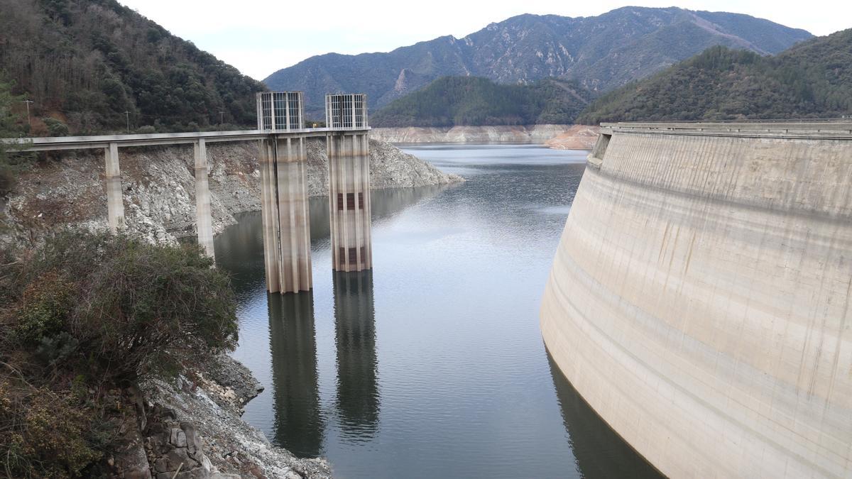 Dues torres i paret de la presa de l'embassament de Susqueda amb el nivell d'aigua molt baix