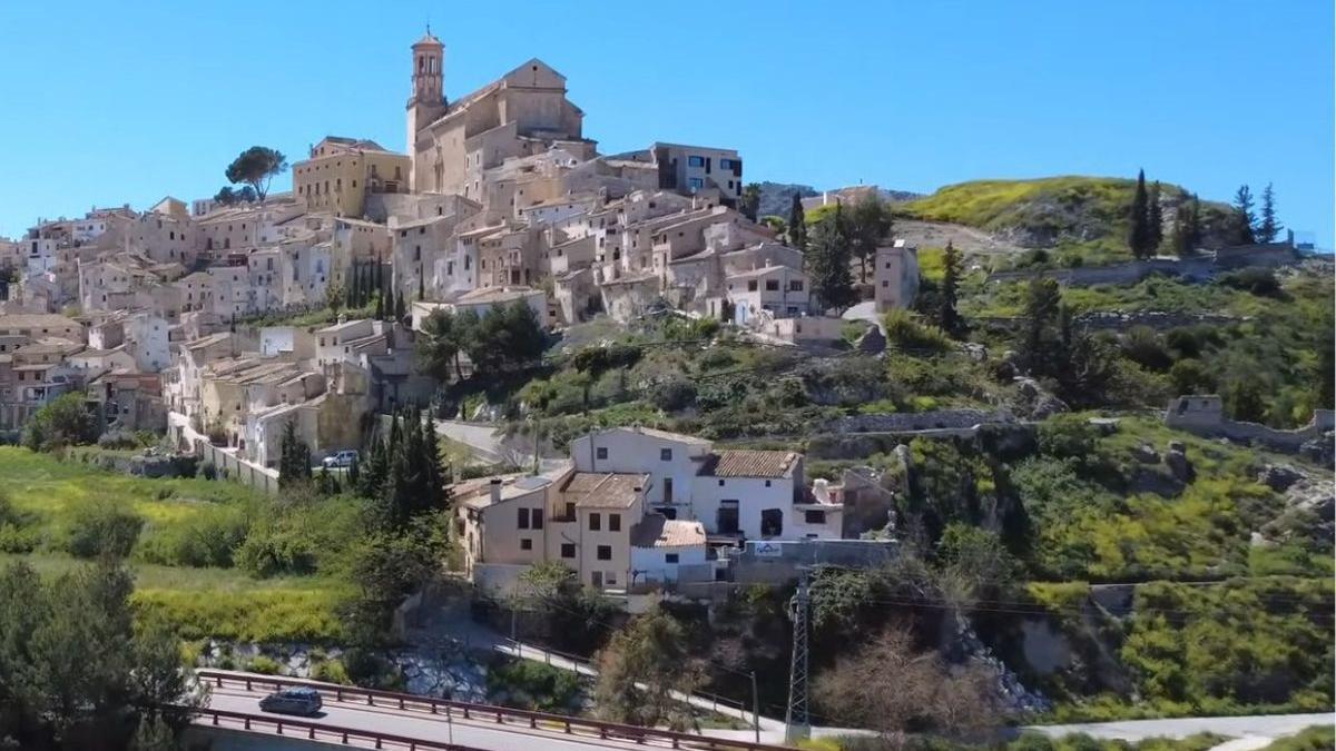 Fotograma del vídeo 'Walking Through a Real-Life Storybook Town'