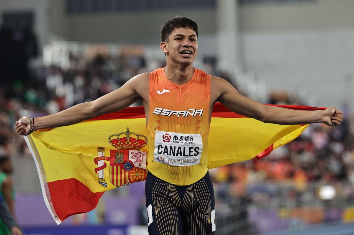 Josué Canales celebra la medalla de bronce conseguida en los Mundiales de atletismo de pista cubierta de 2025.