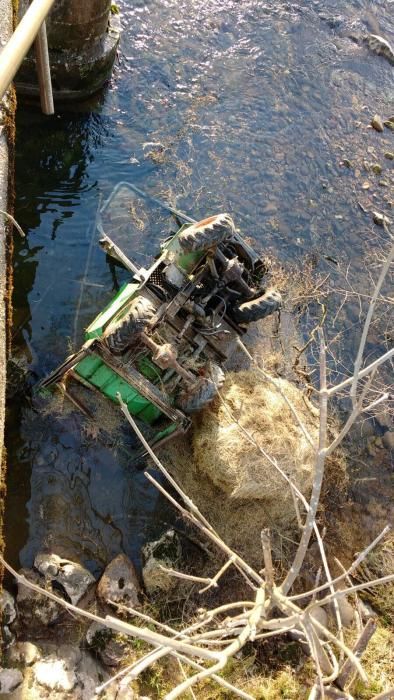 Dos heridos al caer con un dumper en Piloña.