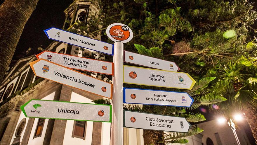 Cartel alusivo a la Copa del Rey de baloncesto situado en la plaza de la Catedral de La Laguna.