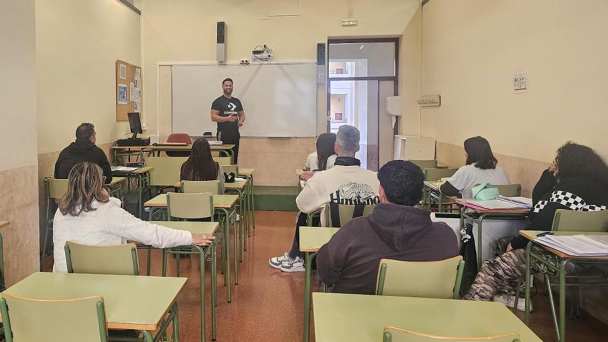 Una clase con profesor y alumnado en la Escola d'Adults de Gandia