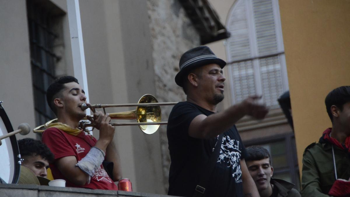 Un dels músics toca el trombó a 2/4 de 7 del matí