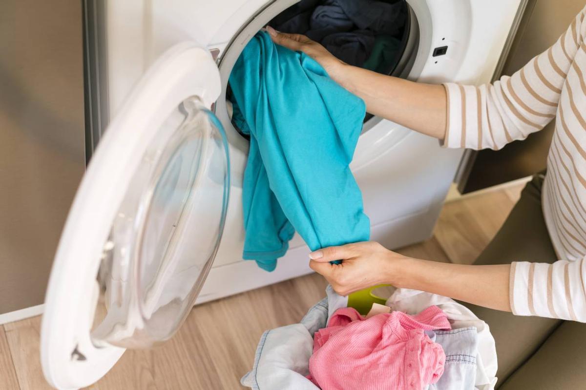 El lavado de ropa hecha con textiles sintéticos libera microplásticos que llegan al mar y a los suelos.