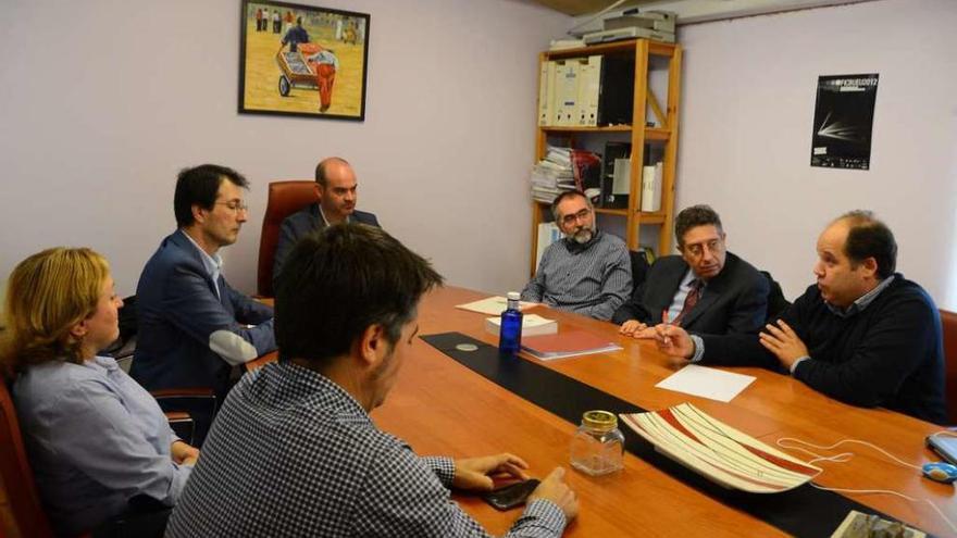 Un momento de la reunión entre afectados del edificio Pintos con los rectores municipales. // G. Núñez