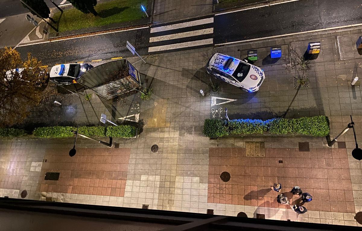 Efectivos policiales desplazados al número 9 de la rúa Berlín, en Fontiñas