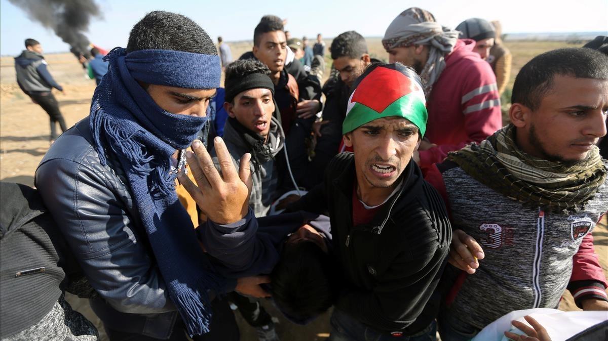 zentauroepp41238736 a wounded palestinian protester is evacuated during clashes 171208125723