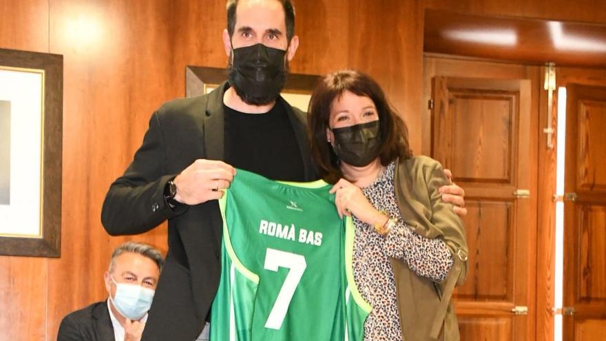 Romà Bas muestra la camiseta del Joventut Xàbia, que le ha entregado su prima Olimpia