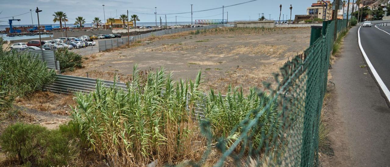 Solar de la playa de Las Teresitas, en Santa Cruz, que se convertirá en una nueva zona de estacionamiento. | | ANDRÉS GUTIÉRREZ