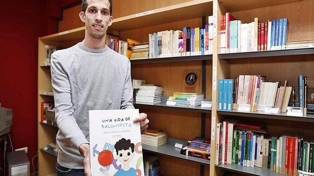Sergio González, con un ejemplar de su libro, en la presentación en VIDE. | // PABLO HERNÁNDEZ