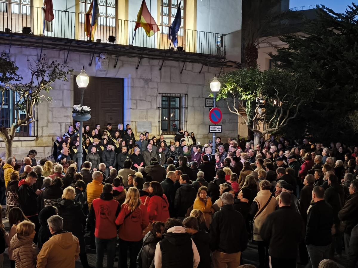Decenas de vecinos no han querido perderse el minuto de silencio.