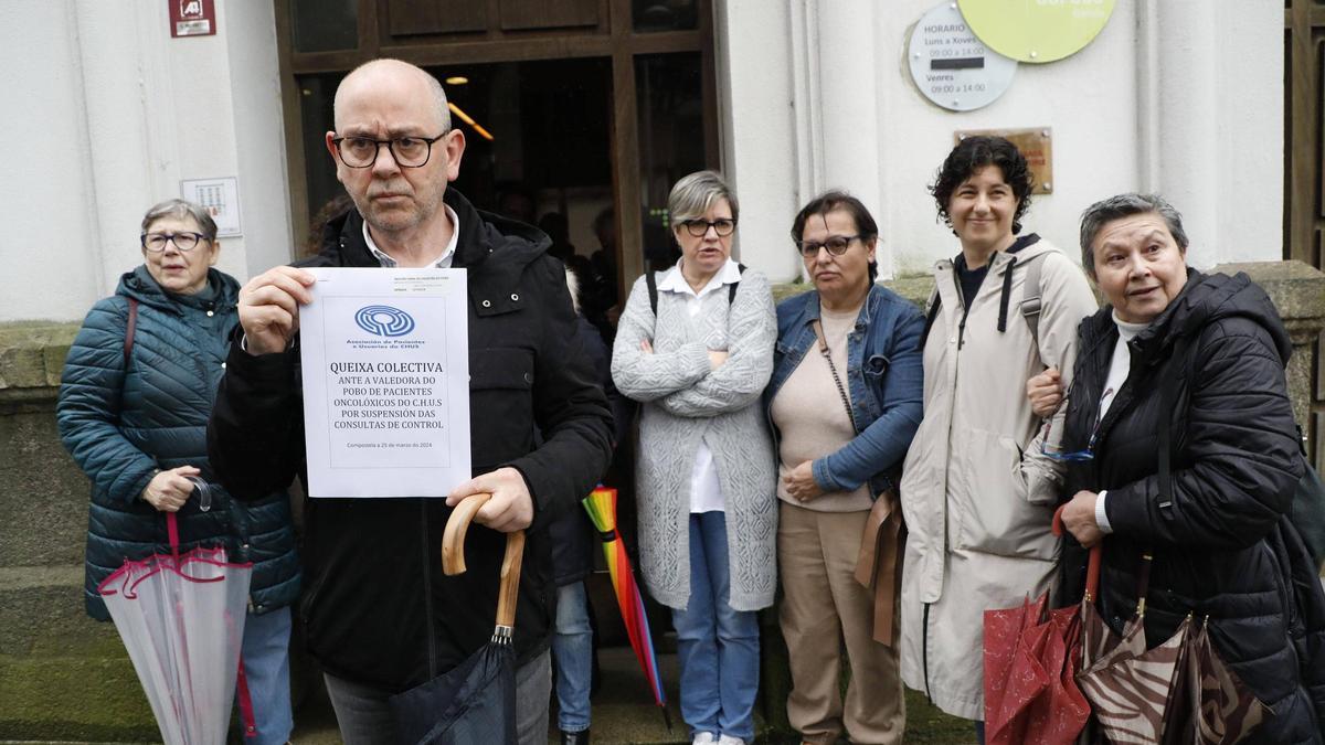 Pacientes del Hospital de Santiago llevaron las demoras de las revisiones de cáncer ante la Valedora do Pobo
