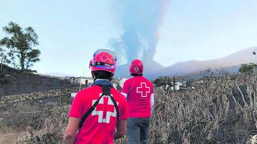 Dos voluntarios observan la emisión de gases en Montaña Rajada.