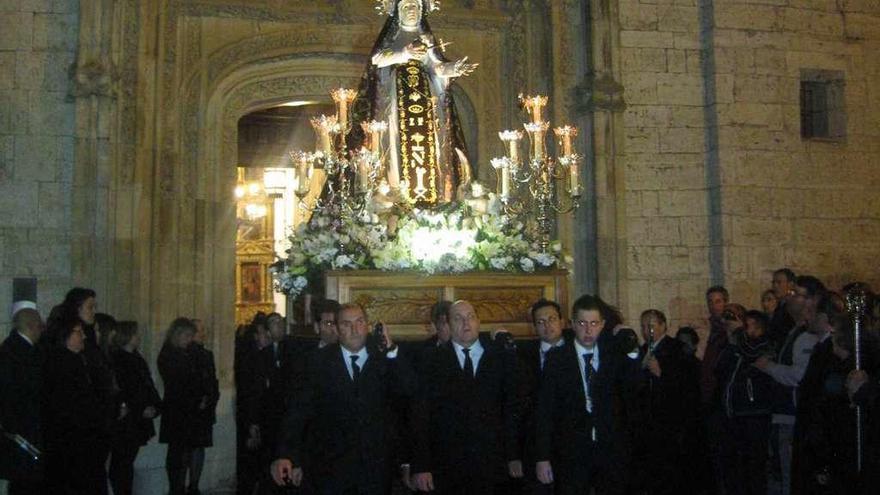 La Virgen de los Dolores abandona la iglesia de San Julián para iniciar el desfile procesional.