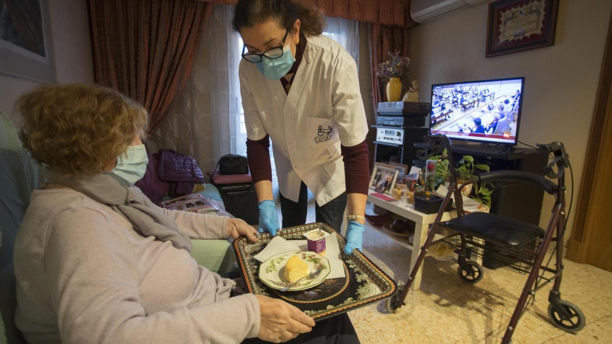 Mislata. Zulima, empleada de Cocemfe, cuida a Mari Carmen