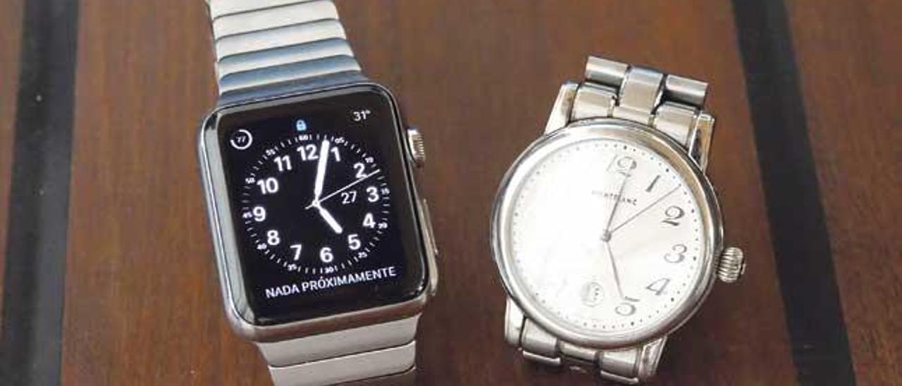 Un reloj de verdad, de Montblanc, junto a otro reloj de verdad, de Apple.
