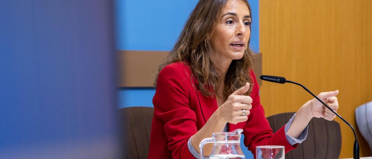 Imagen de archivo. La concejala de Hacienda, María Navarro, durante una rueda de prensa en el ayuntamiento.