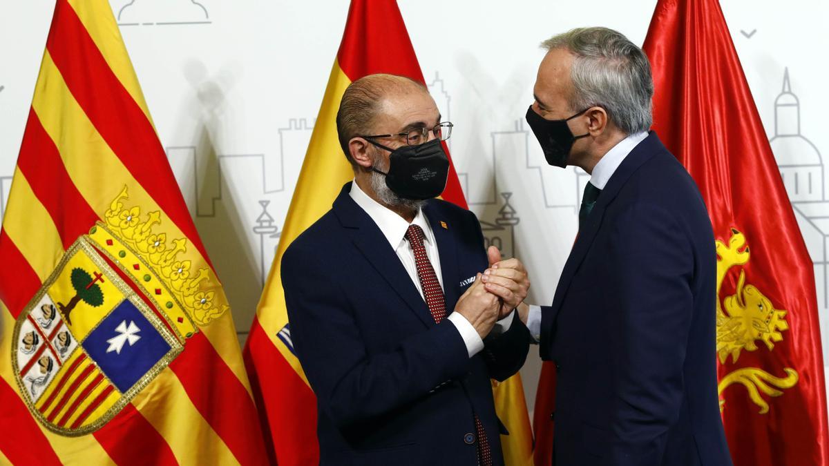 El presidente de Aragón, Javier Lambán, y el alcalde de Zaragoza, Jorge Azcón, en la bilateral de noviembre de 2021.