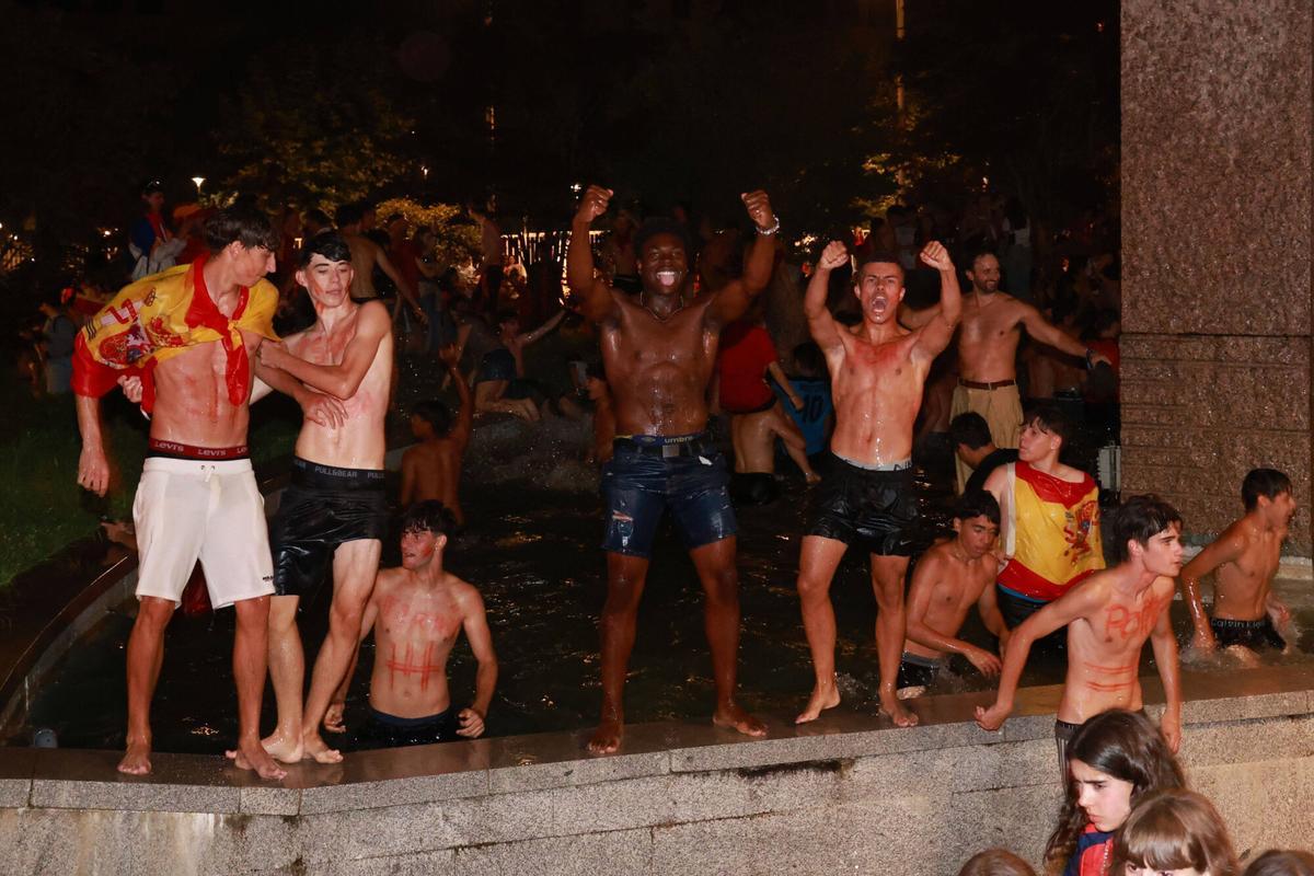 Aficionados de España celebran la victoria en el mundial de fútbol en la Praza de América.