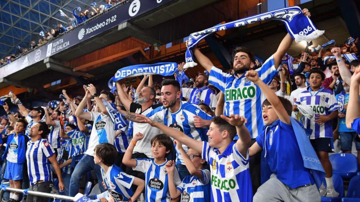 Aficionados deportivistas ante el Linares. |  // VÍCTOR ECHAVE