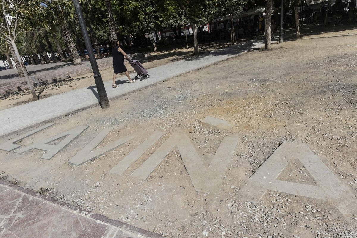 Quejas ante el deterioro de la plaza de La Viña Quejas ante el deterioro de la plaza de La Viña